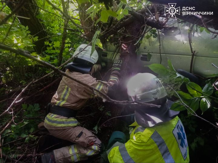У Гунчі рятувальники визволили водія з понівеченого авто після ДТП