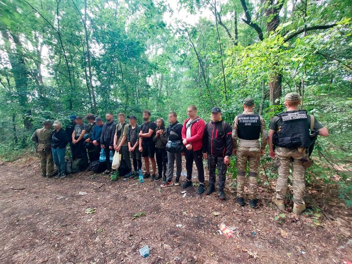 Прикордонники затримали групу чоловіків, які намагалися незаконно перетнути кордон