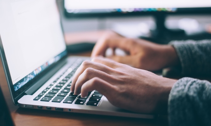 Всі говорять російською: у Києві програмісту відмовили посаді, бо він спілкується українською мовою