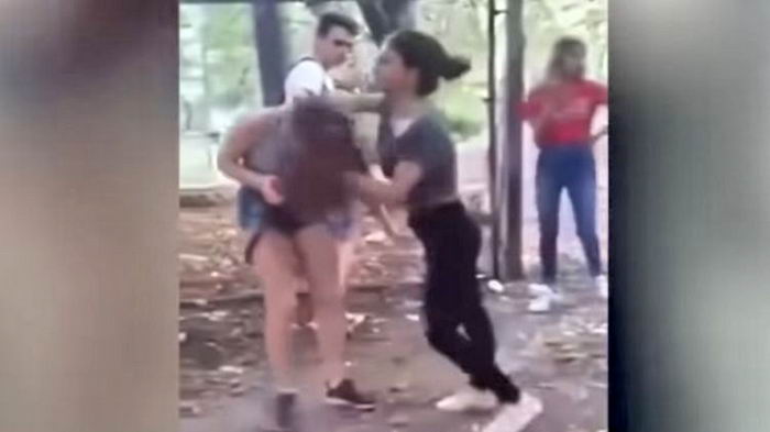 Двa миллионa зaплaтят хулигaнки зa издевaтельствa нaд одесской школьницей