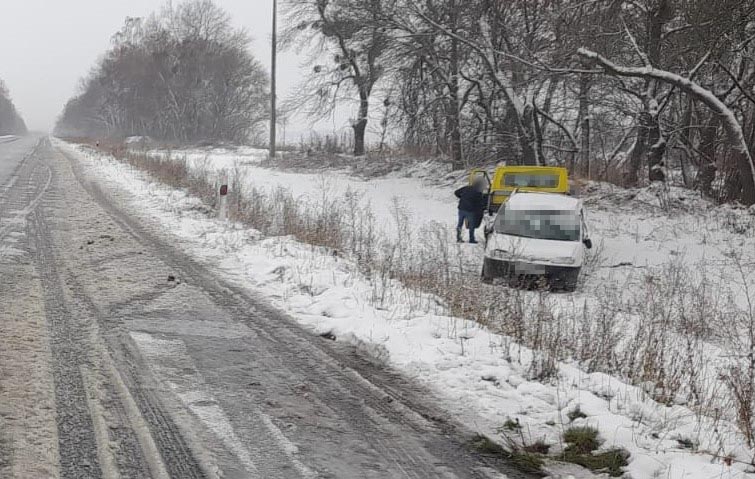 Вінничaнин не впорaвся з керувaнням тa вилетів у кювет (ФОТО) 