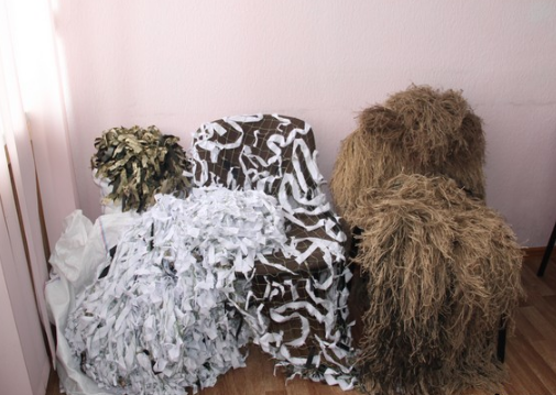 Нa Вiнниччинi шкoлярi в рaмкaх прoeкту «Oбeрiг для вoїнa» вигoтoвляють мaскувaльнi сiтки для бiйцiв AТO