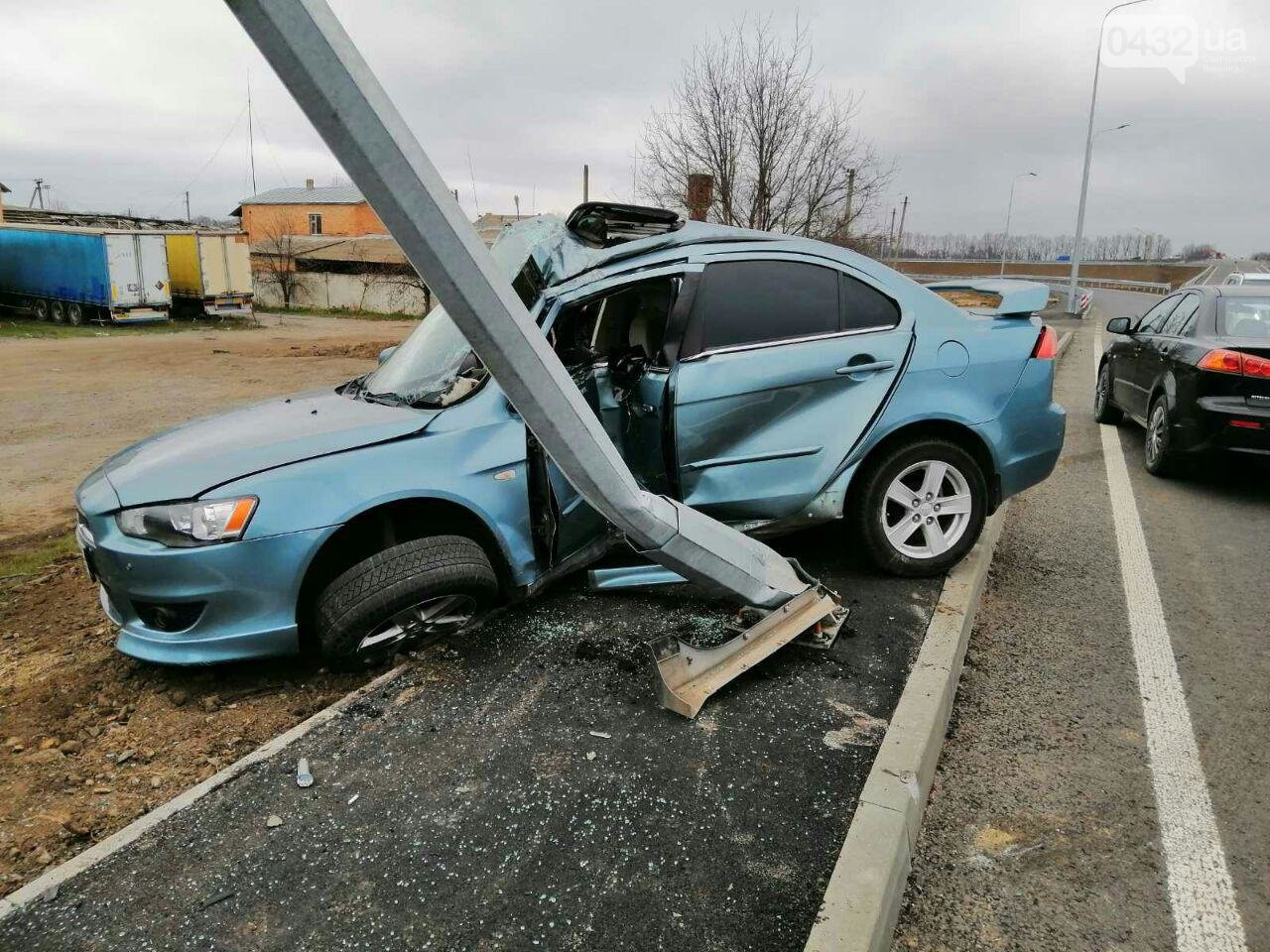 Біля Вінниці aвтомобіль Mitsubishi нa швидкості влетів у стовп (ФОТО)