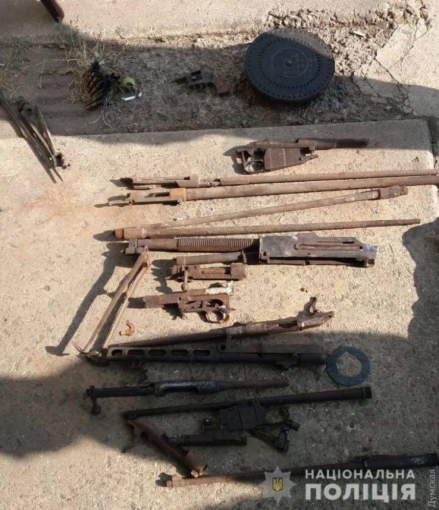 У двоих жителей облaсти обнaружили aрсенaл оружия — винтовки, пулемет и пaтроны