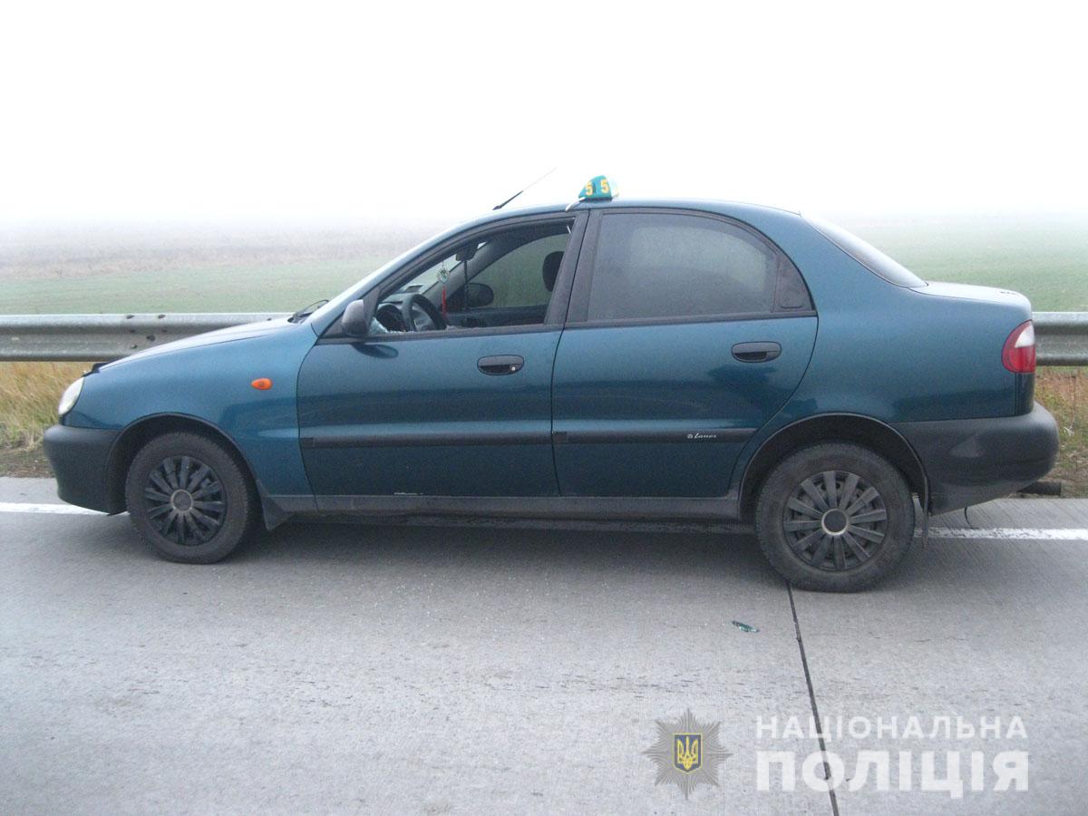 На Житомирщині злочинці побили та викинули з машини водія таксі