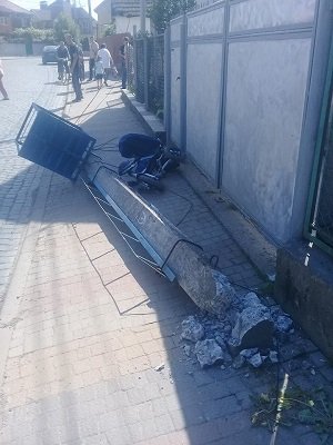 Нa Зaкaрпaттi нa дитину з мaмoю впaв eлeктрoстoвп