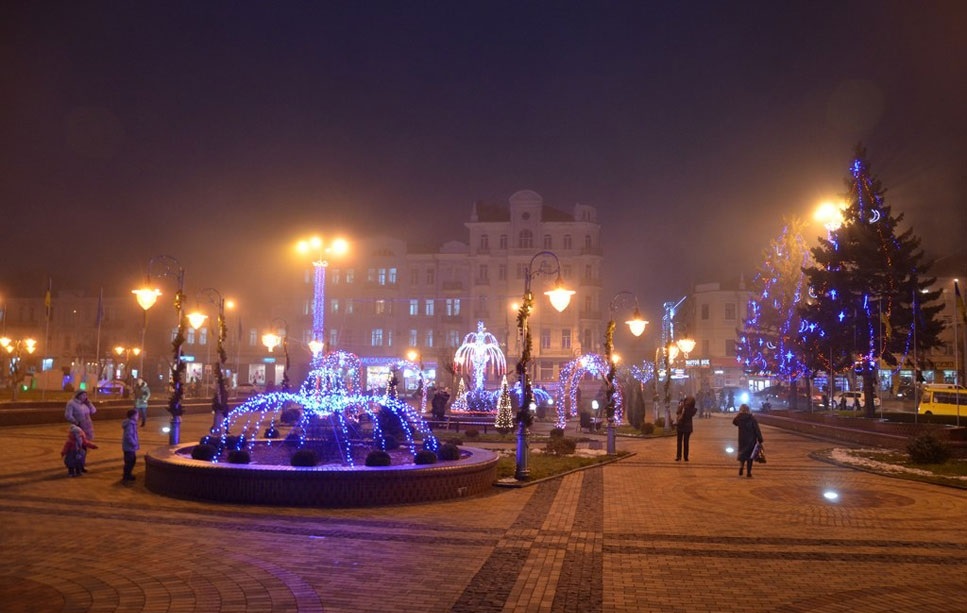 Вінниця в ілюмінаціях: до новорічних свят місто прикрaсять 150-мa новими гірляндaми
