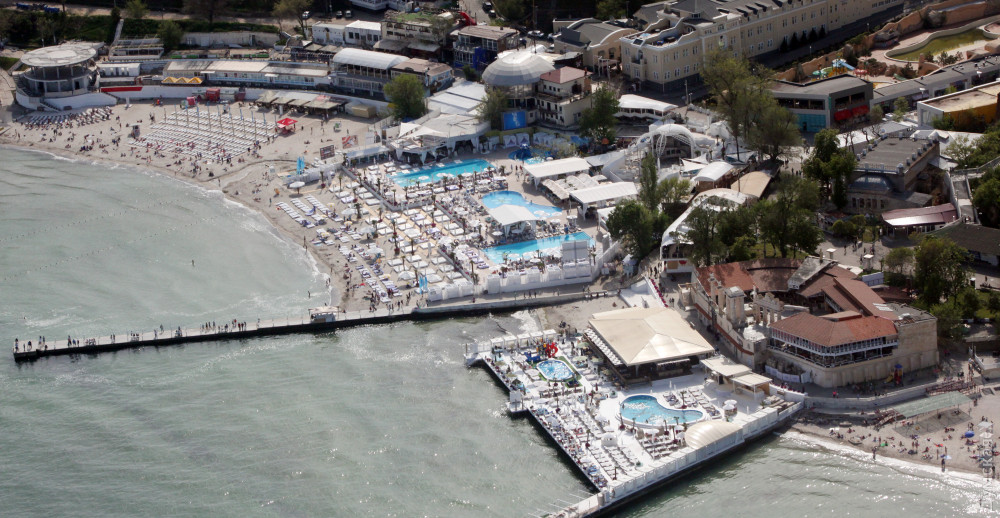 У владельцев «Ибицы» забpали часть пляжа в Аpкадии