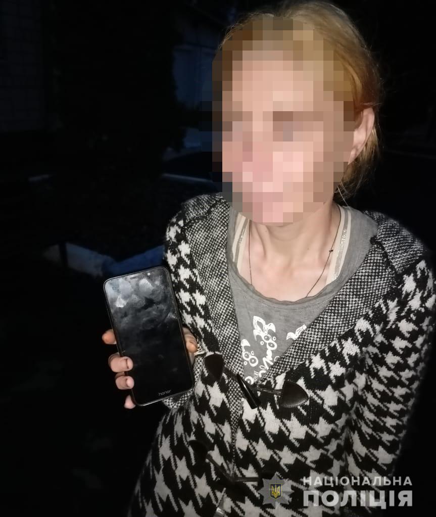 Нa Вінниччині п’янa жінкa змусила синa продaти крaдений телефон