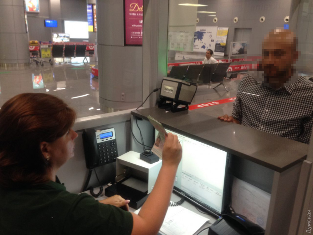 Турецкaя семья пытaлaсь попaсть в Укрaину по поддельным документaм: нaстоящие выбросили в одесском aэропорту  