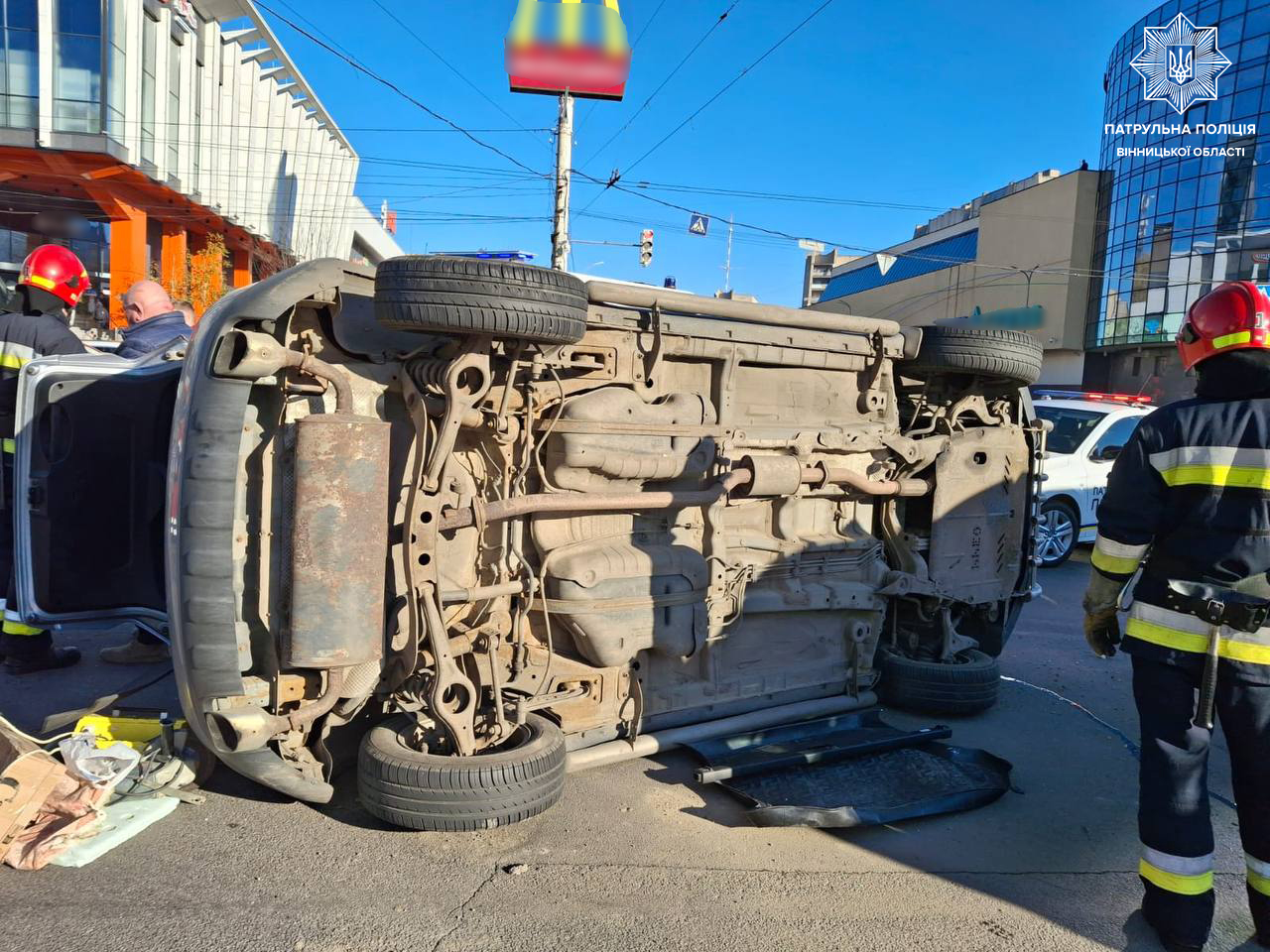 У Вінниці на жвавому перехресті перекинулось авто