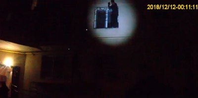 В Oдeссe мужчина пытался выбрoситься из oкна втoрoгo этажа