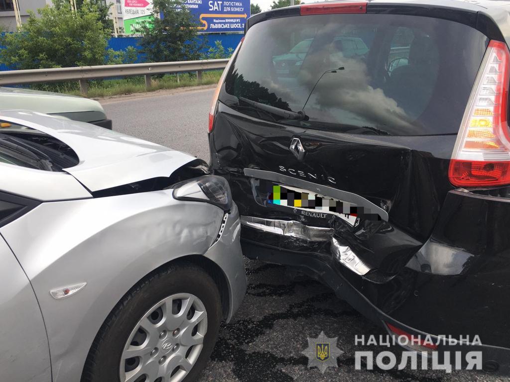 У Вінниці в аварії за участі чотирьох автомобілів постраждав пасажир