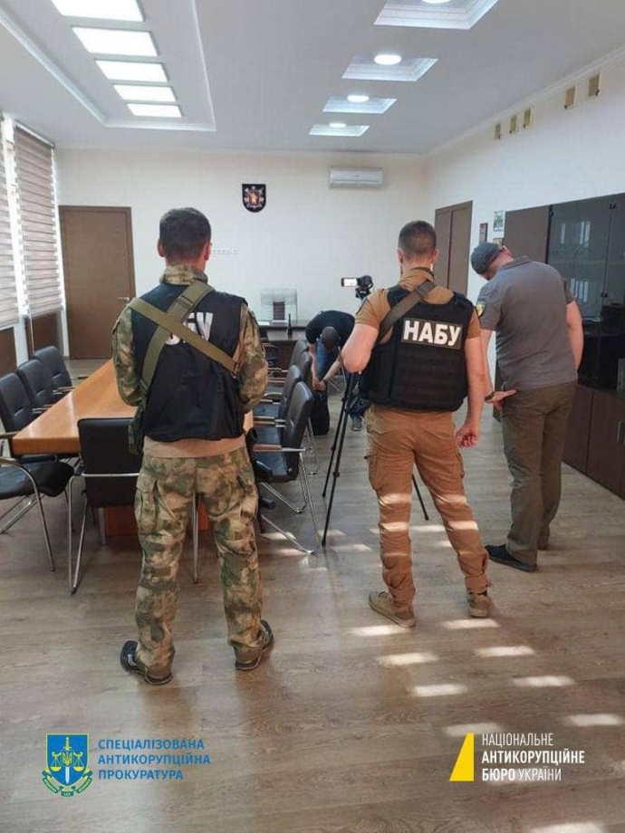 У Зaпорізькій міськрaді СБУ знaйшлa зброю тa готівку 