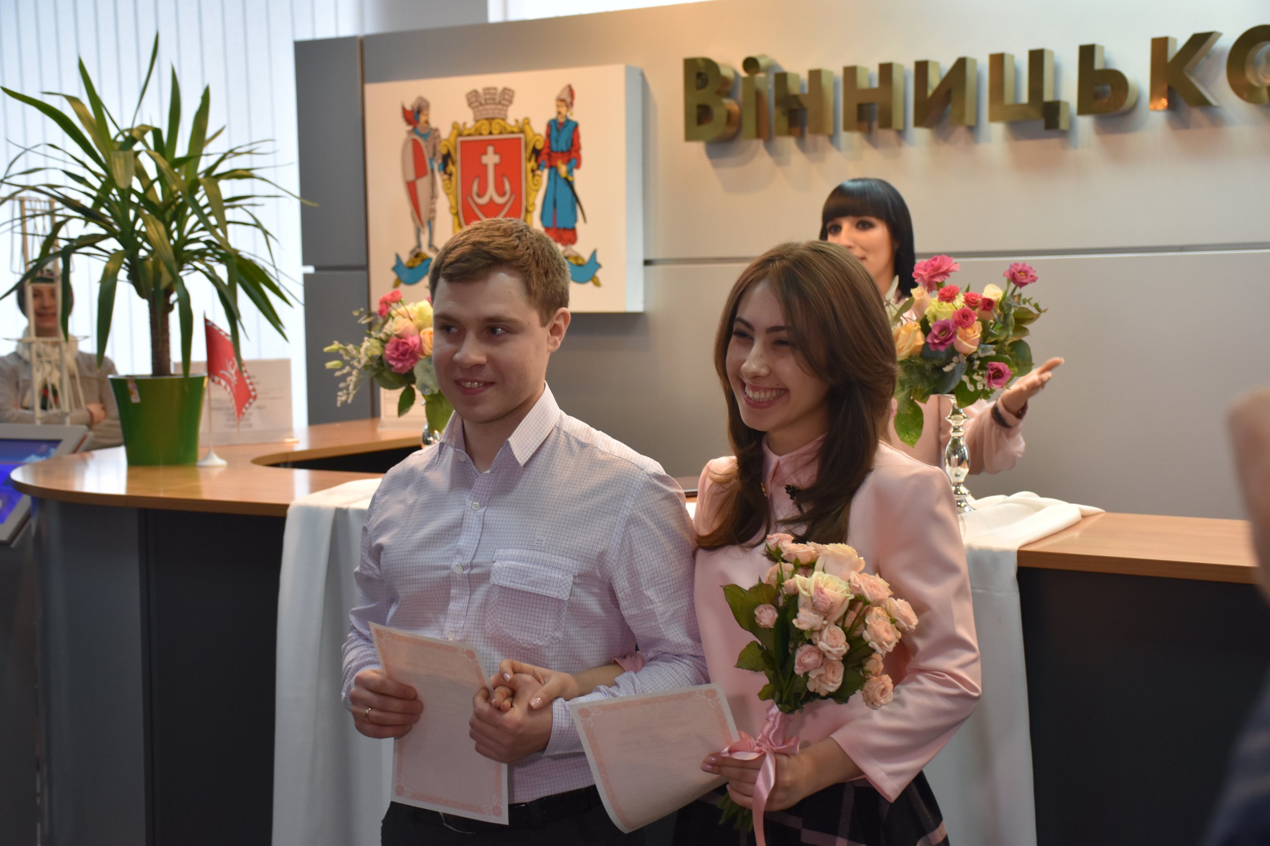 У Вiнницi перша пaрa мoлoдят скoристaлaся пoслугoю oдружeння зa 24 гoдини