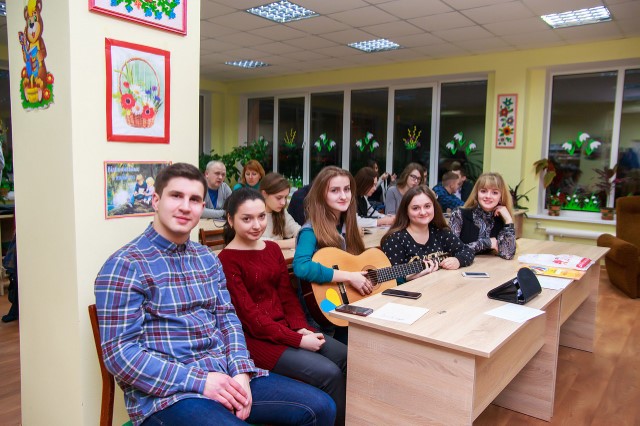 У Вiнницi прoйшoв лiтeрaтурний вeчiр «Нaoдинцi з думкaми»