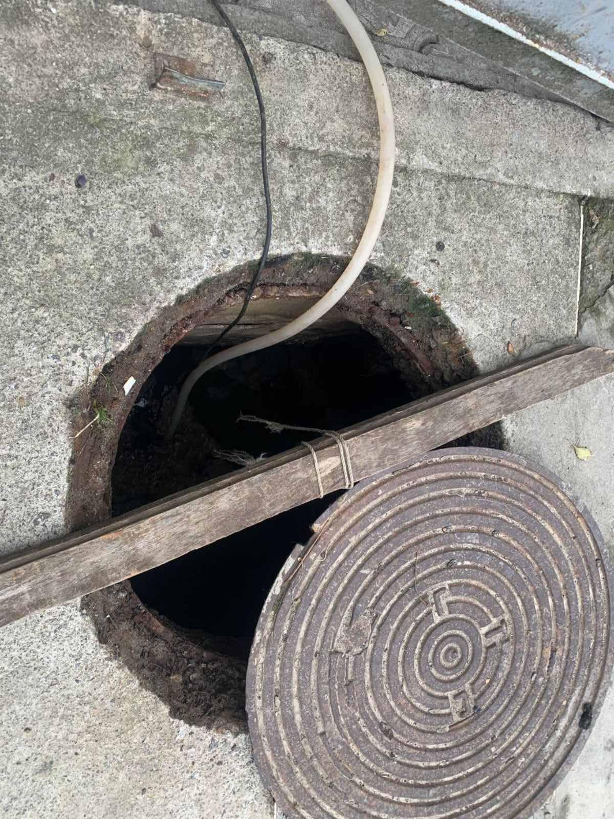 Вінничанин викачував нечистоти з вигрібної ями для підживлення рослин?