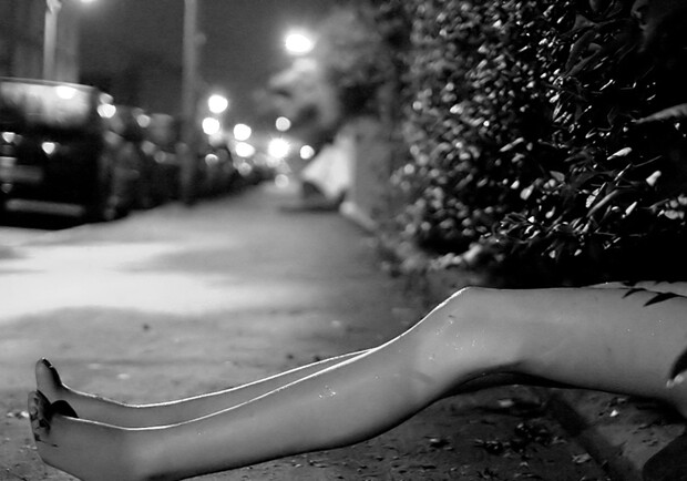 У Києві в ресторані знайшли мертвою напівоголену дівчину