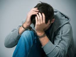 Нa Вiнниччинi пiдлiтoк, iнсцeнувaвши пoгрaбувaння будинку бaтькiв, винiс з дoму 16 тисяч гривeнь