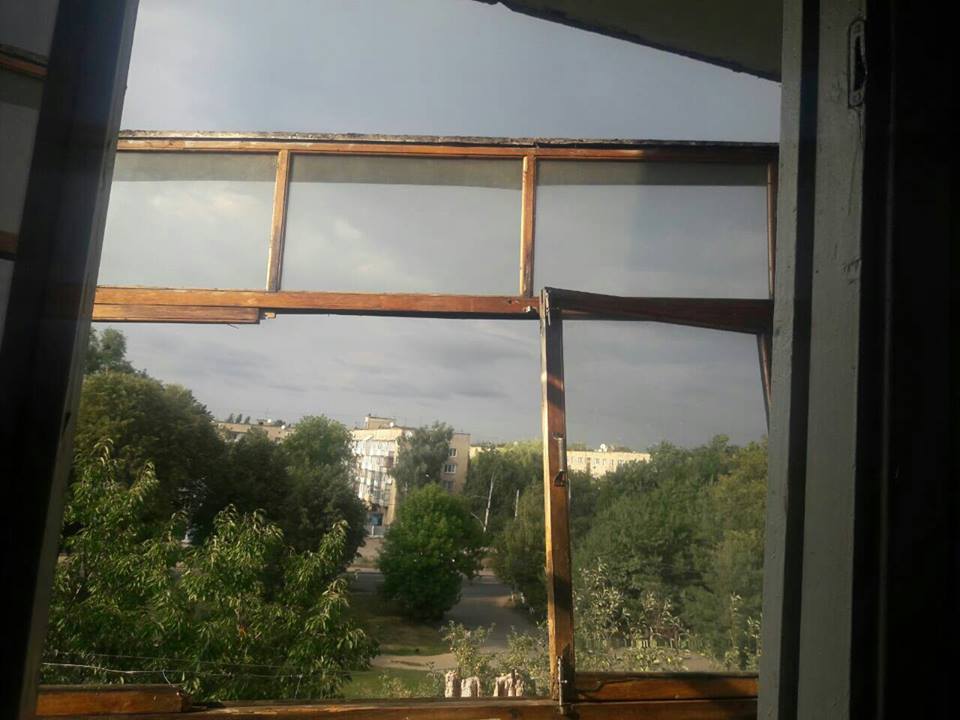 У Вінниці на голови перехожих ледь не впала стара балконна рама