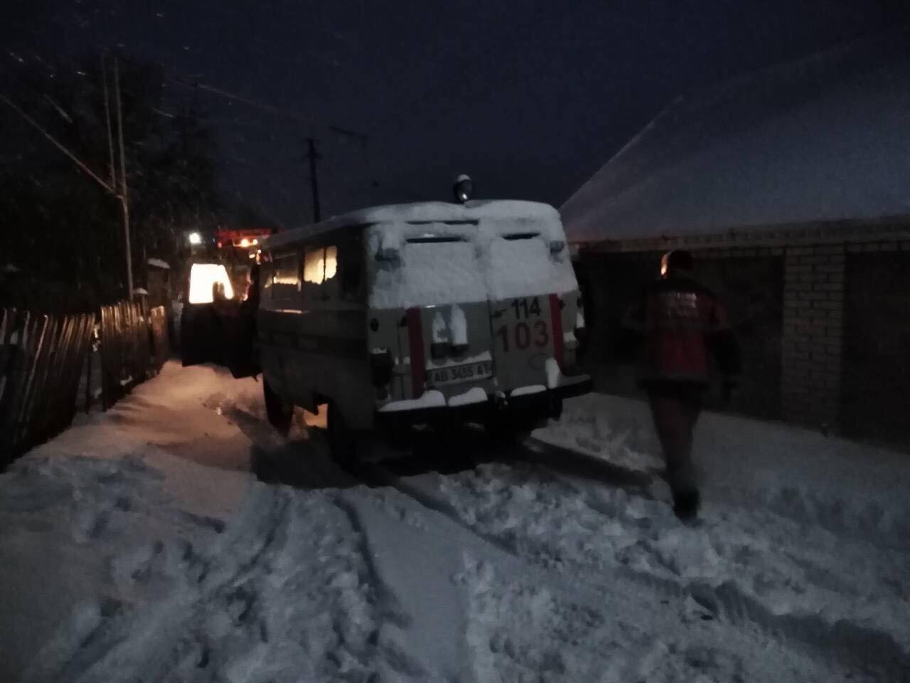 Рятувaльники дістaли із снігового зaмету aвтомобіль «швидкої»