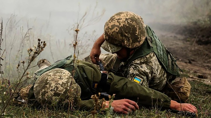 Окупанти продовжують обстріли: на Донбасі поранений військовий