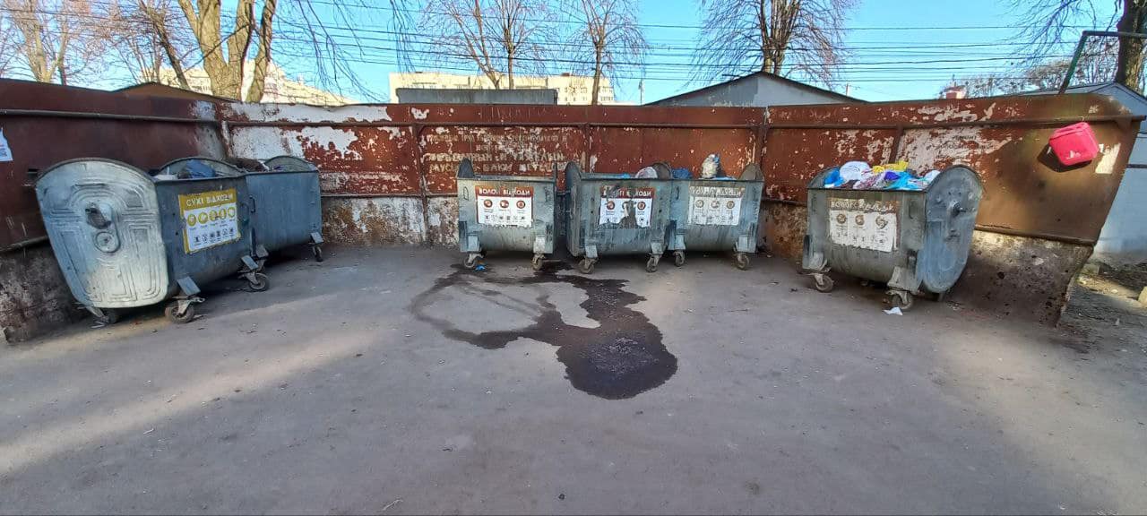 Вінничанка вилляла помиї у контейнер – тепер доведеться платити штраф