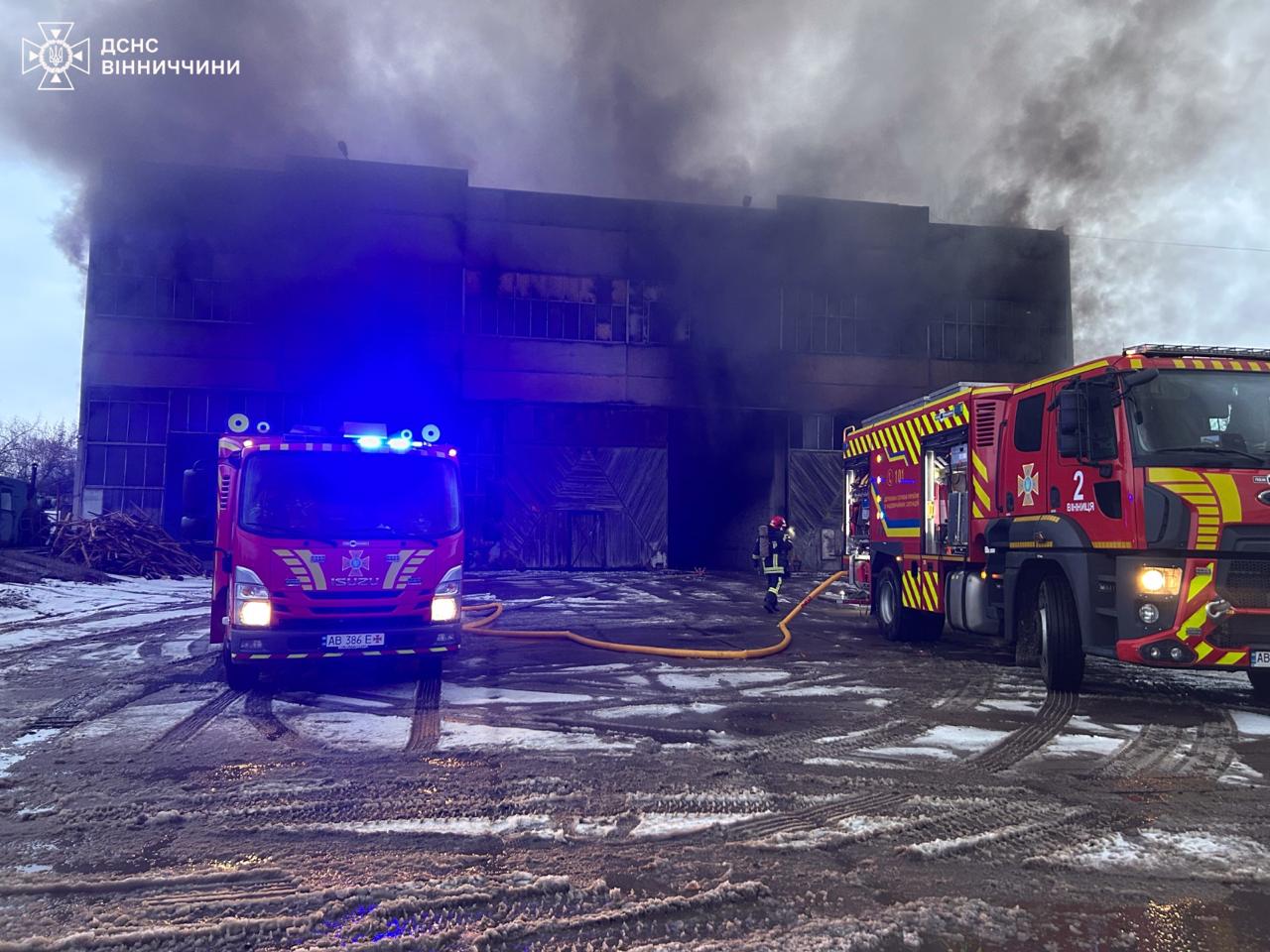 У Вінниці горіли склaдські приміщення (ФОТО)