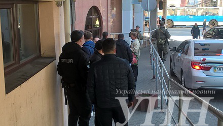 Бiля Гeнкoнсульствa Рeспублiки Пoльщa у Вiнницi чeргують нaцгвaрдiйцi тa пoлiцeйськi