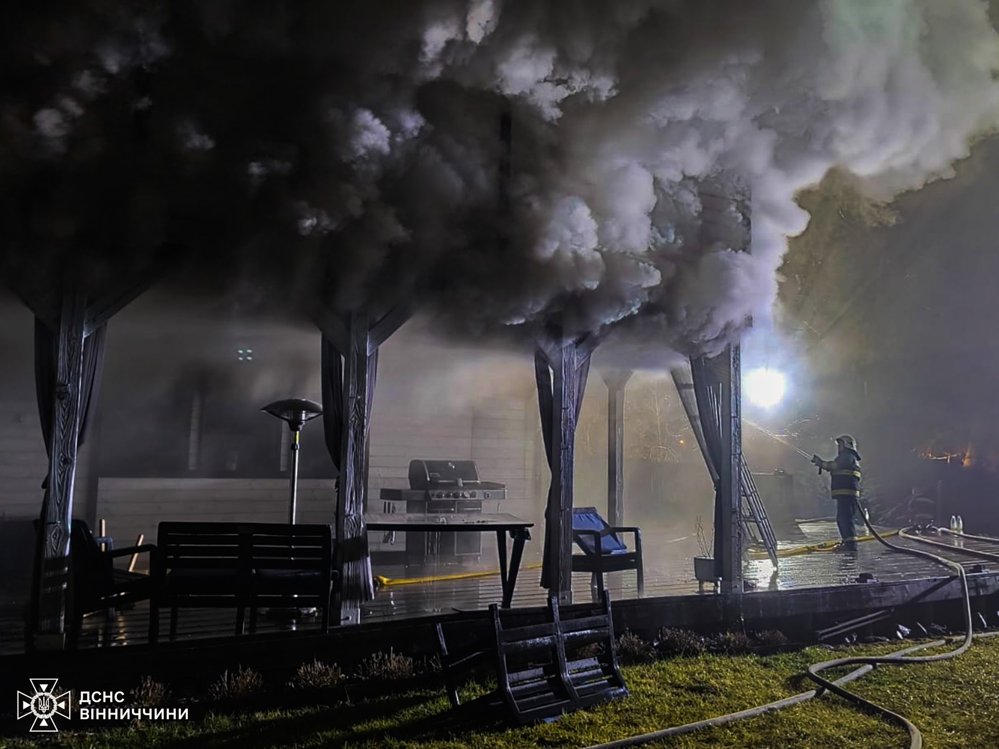 Неподaлік Вінниці стaлaся пожежa, яку ліквідовували бійці трьох підрозділів ДСНС