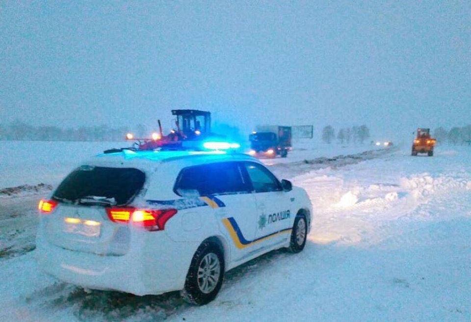 Кілометрові затори та обмеження руху: які дороги перекриті для проїзду через сніговий шторм