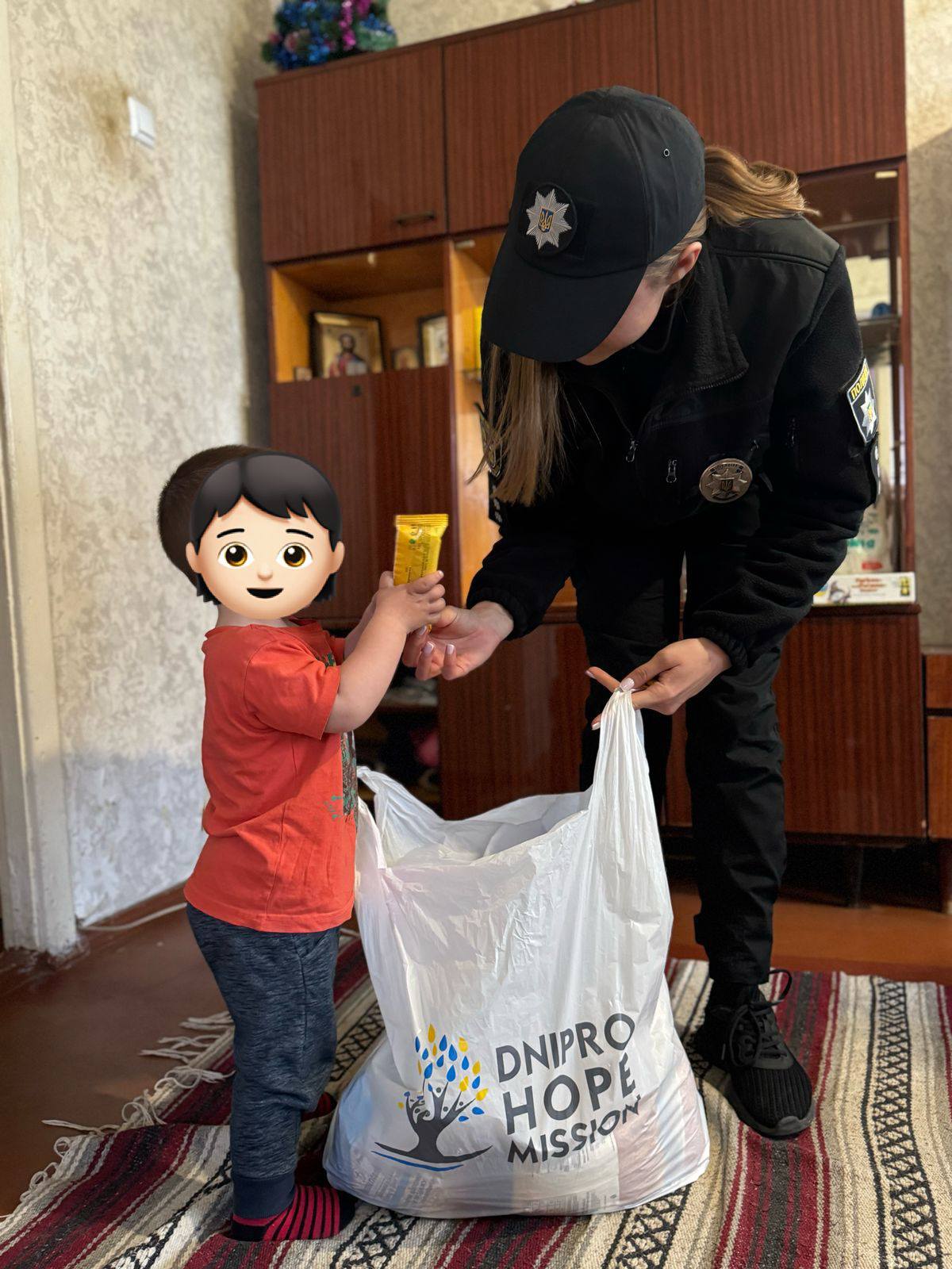Юним вінничанам, батьки яких долають складні життєві обставини, зробили подарунки