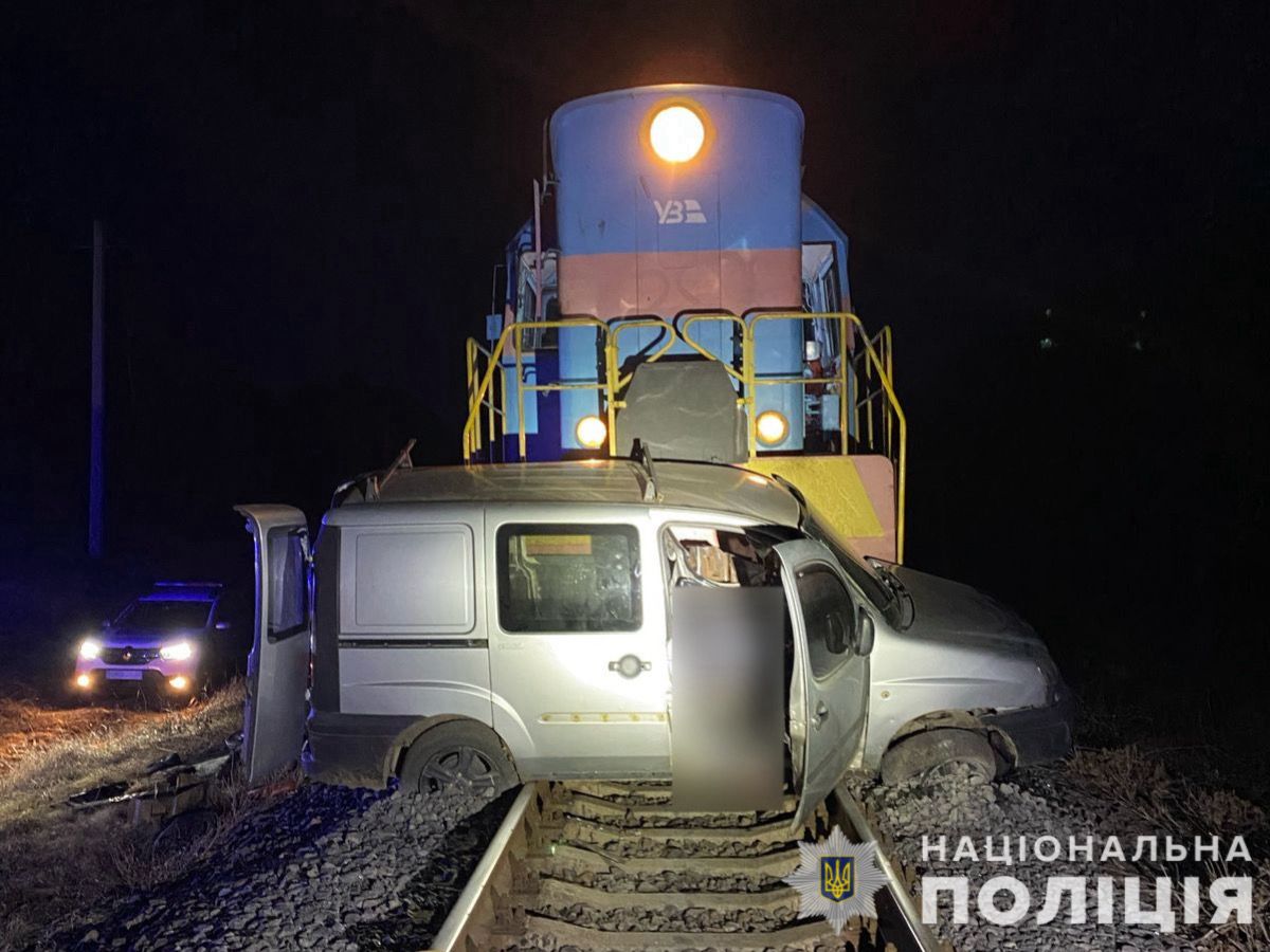 На Вінниччині авто потрапило під локомотив