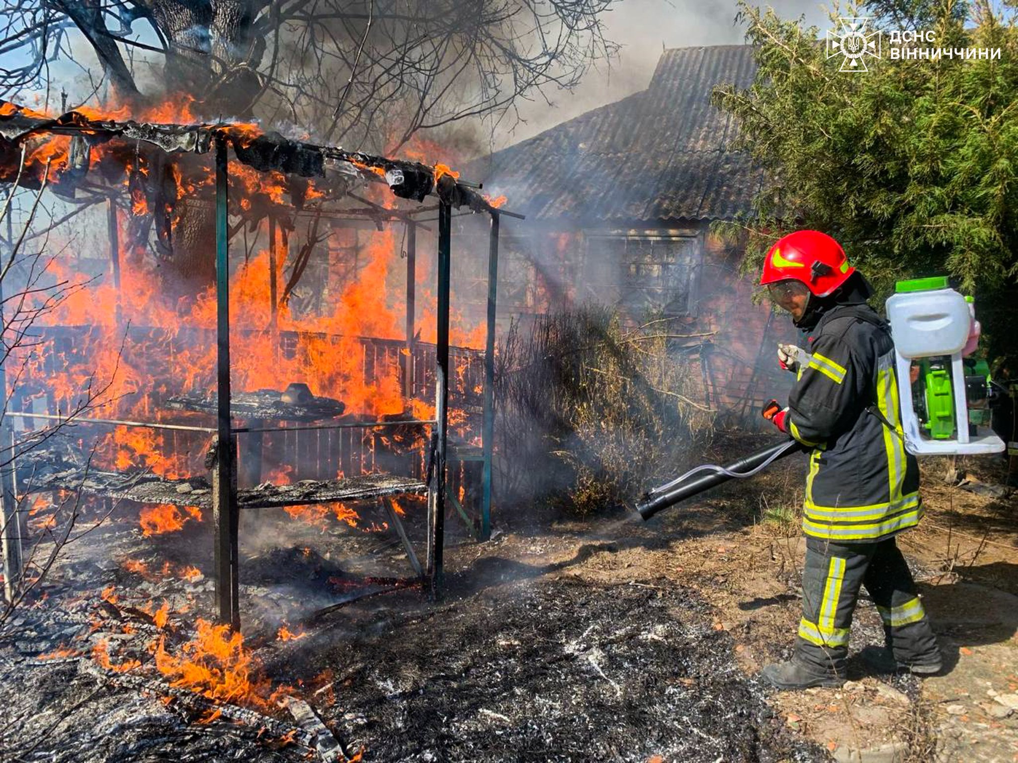 На Вінниччині вогонь з екосистеми перекинувся на житлову забудову