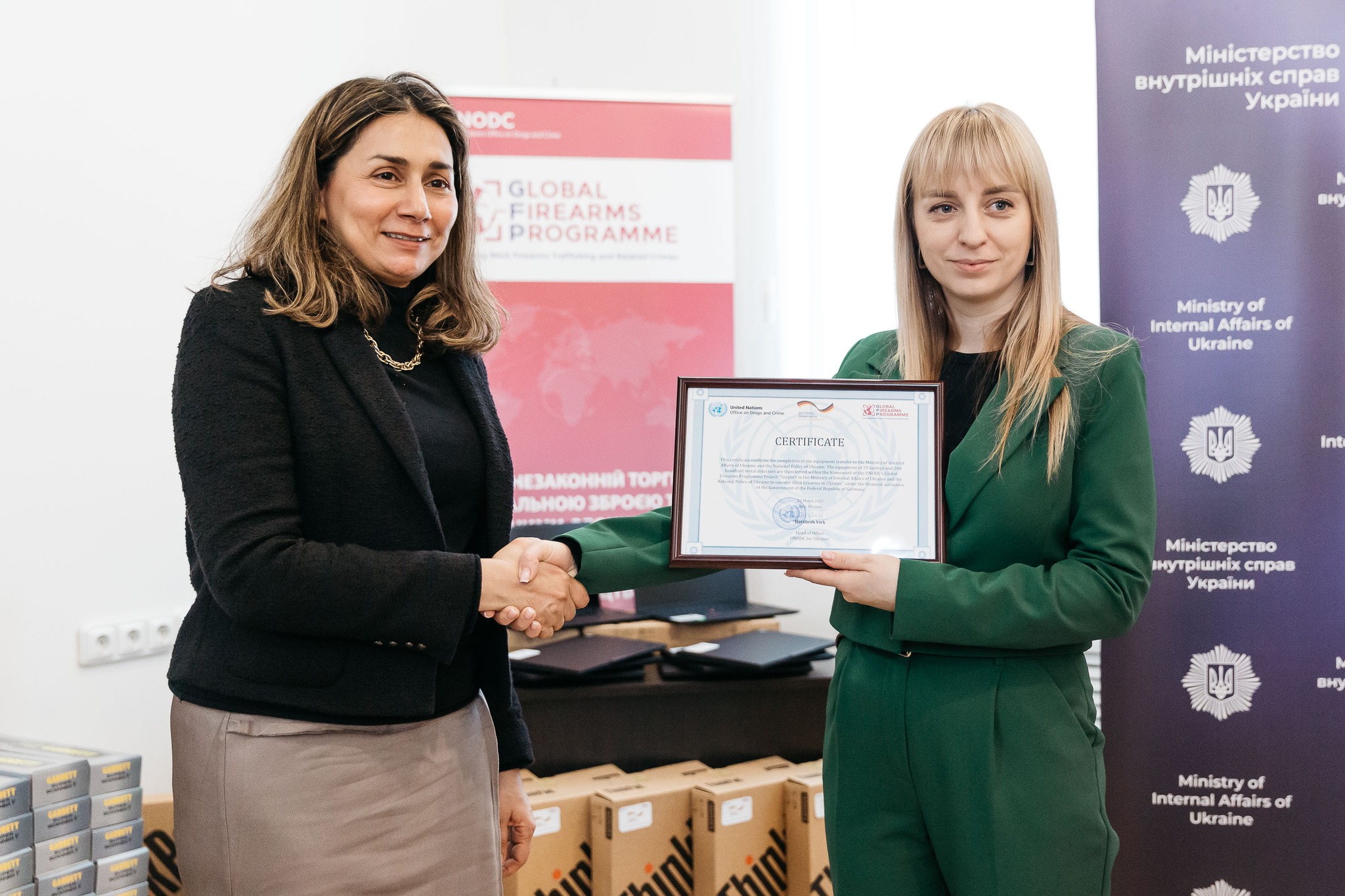 Служба освітньої безпеки отримала ручні металошукачі від ООН