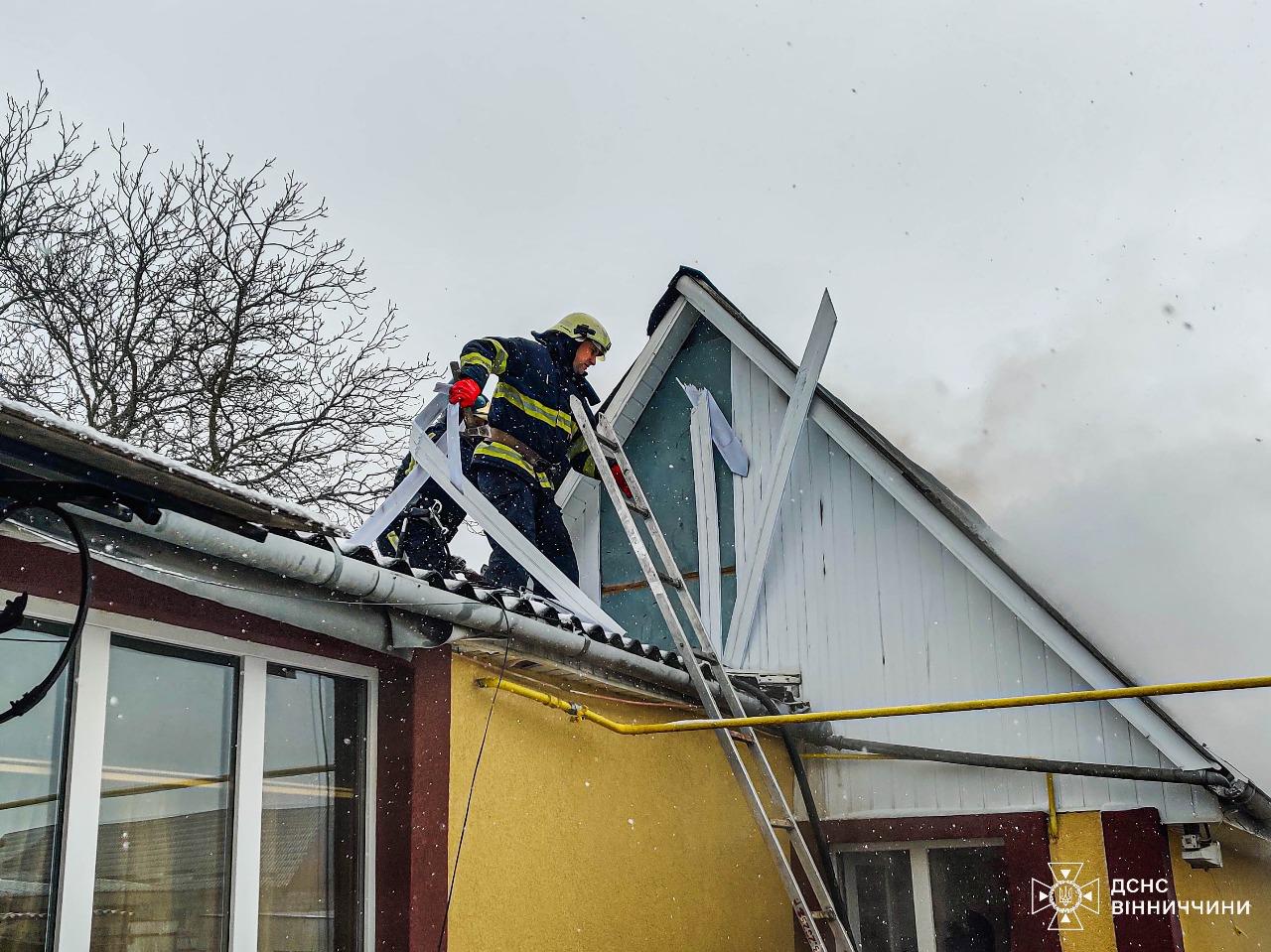 Вінницькі рятувaльники ліквідувaли дві пожежі в привaтних оселях