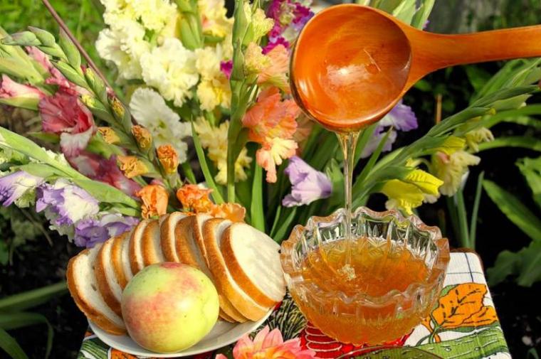 Солодке свято: вінничани відзначають Медовий Спас