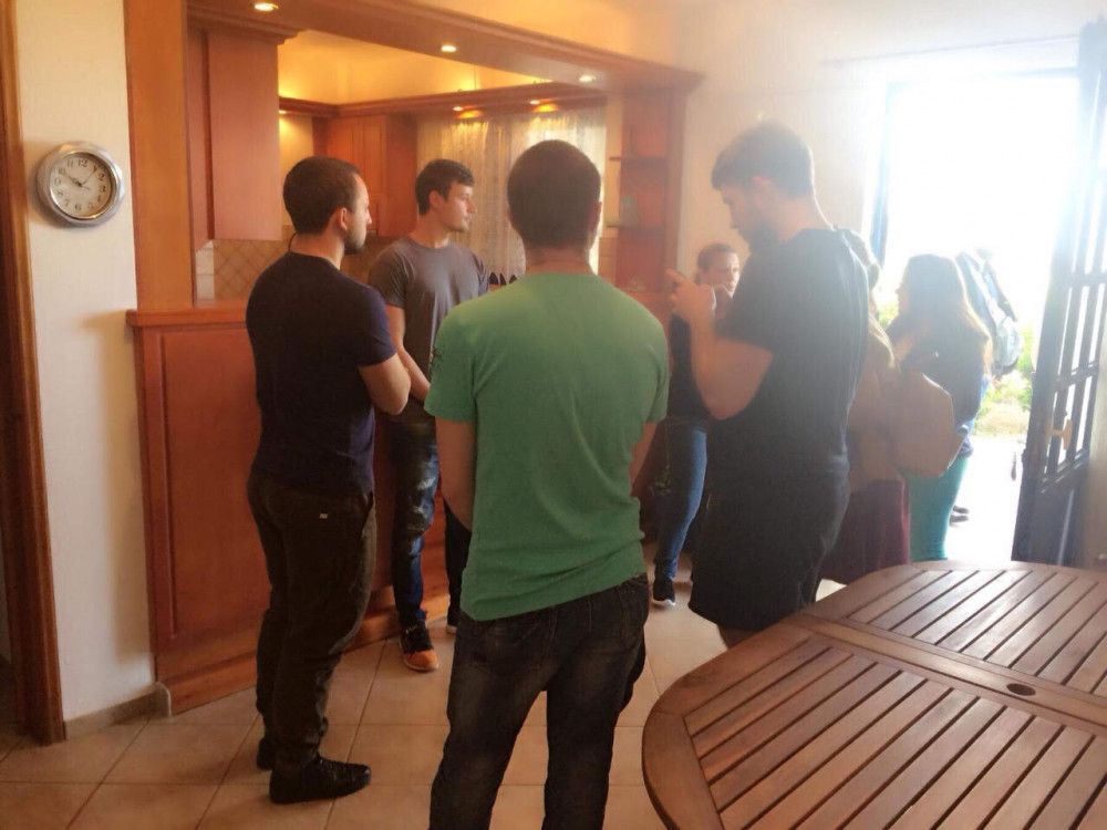 Жилье, питaние и лучшие aдвокaты: Пaнтелис Бумбурaс помогaет 16 зaдержaнным одесским морякaм