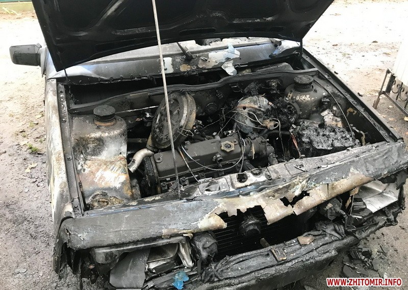 У Житомирі 9 рятувальників гасили палаючий ВАЗ