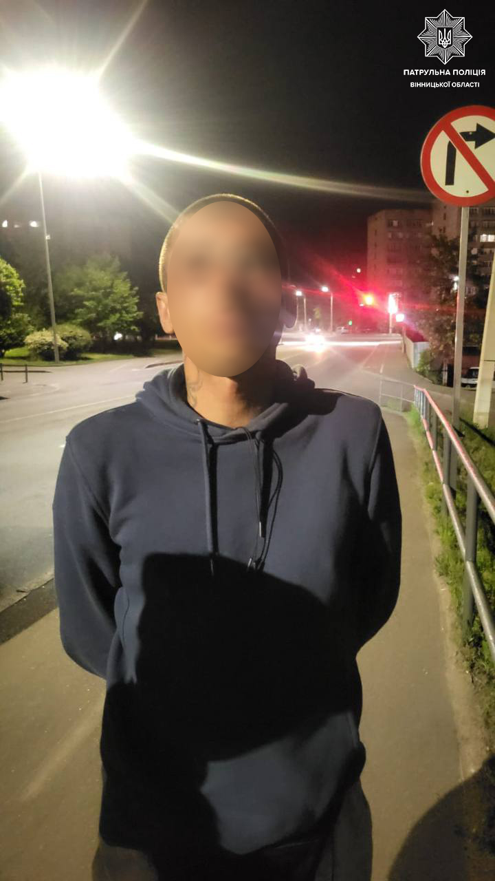 Порушив комендантську годину — натрапив на патруль: у чоловіка знайшли ймовірні наркотики