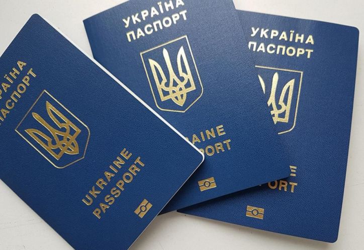 Єврокомісія дорікнула Україні за практику видачі громадянам двох закордонних паспортів