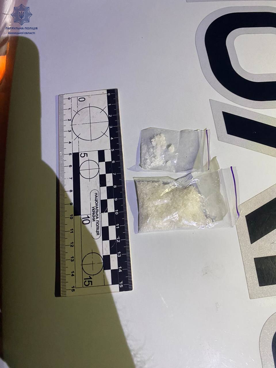 Нічна перевірка у Вінниці: у чоловіка виявили речовини, схожі на наркотики