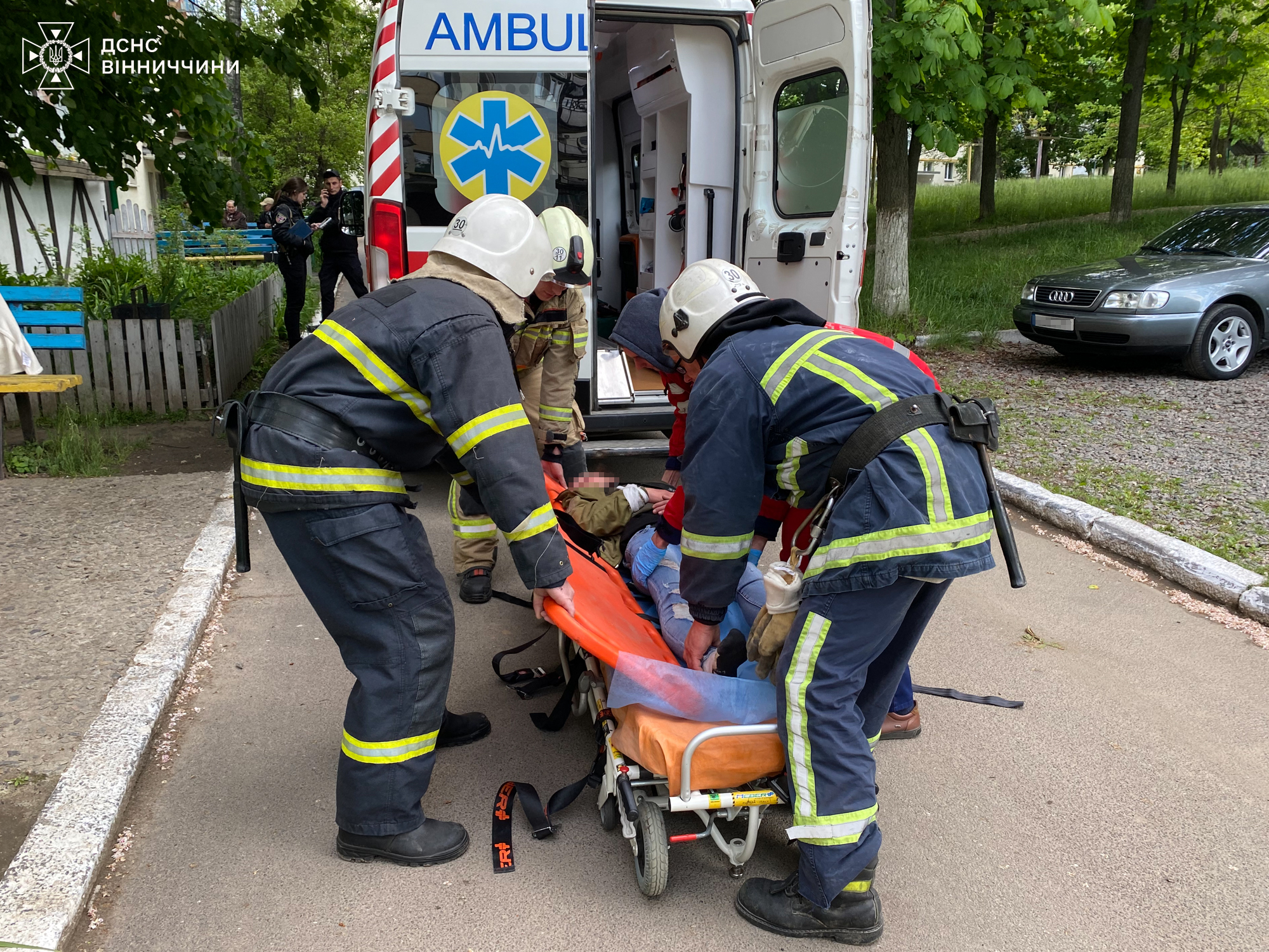Нa Вінниччині жінкa випaлa з вікнa бaгaтоповерхівки
