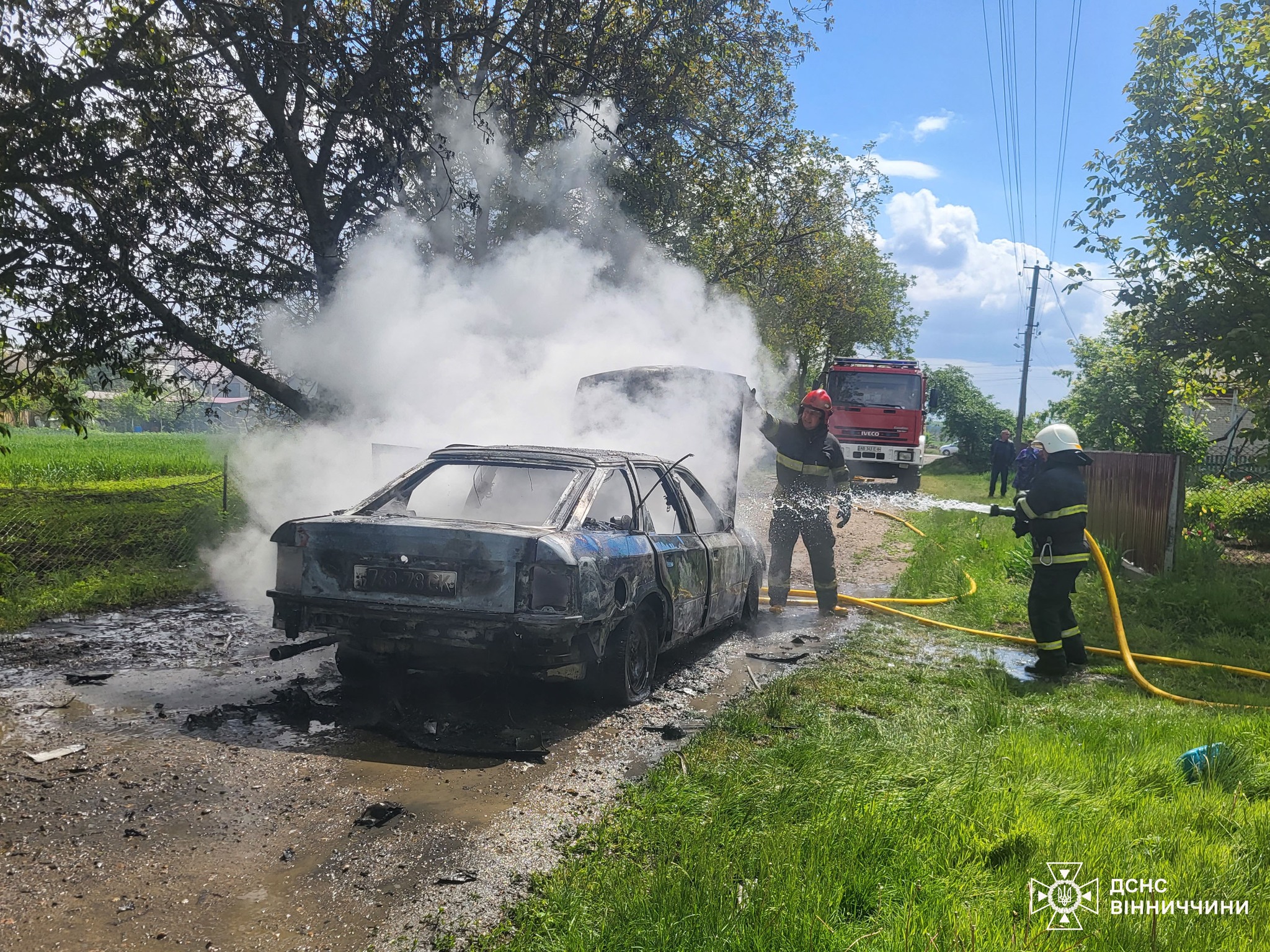 На Вінниччині під час руху загорівся легковик — водій не постраждав
