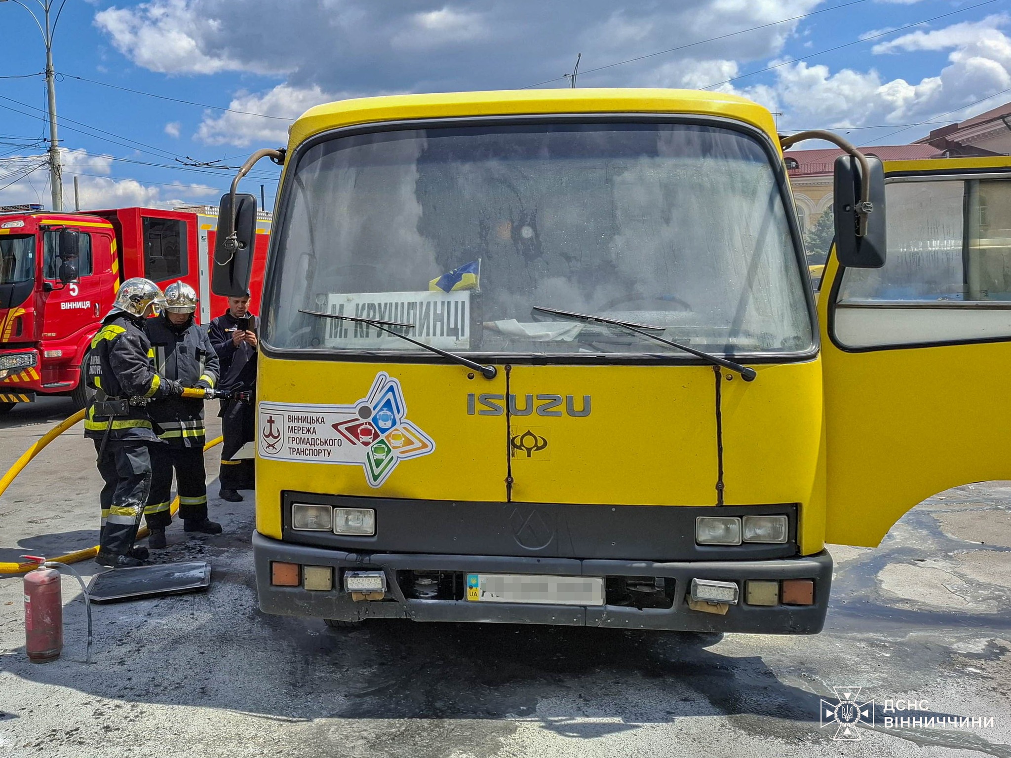 У Вінниці згоріло маршрутне таксі: надзвичайники оперативно загасили пожежу