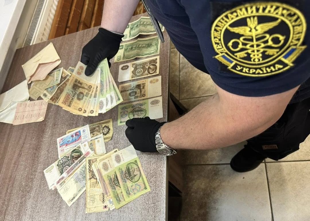Вінницькі митники зупинили спробу незаконного вивезення рідкісних банкнот через кордон