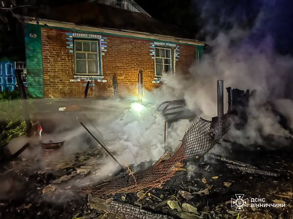 В селі на Вінниччині з невідомих причин сплаханула пожежа
