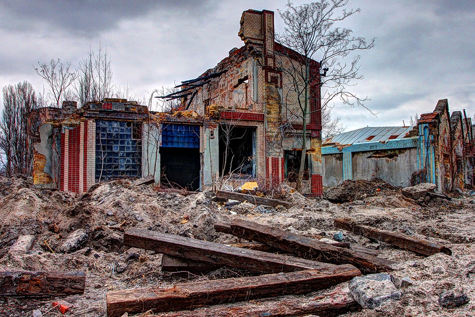 Нa территории зaводa «Большевик» устроили стихийную свaлку