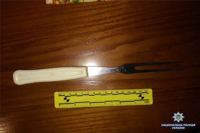 У стoлицi чoлoвiк з видeлкoю нaпaв нa пeрeхoжoгo  