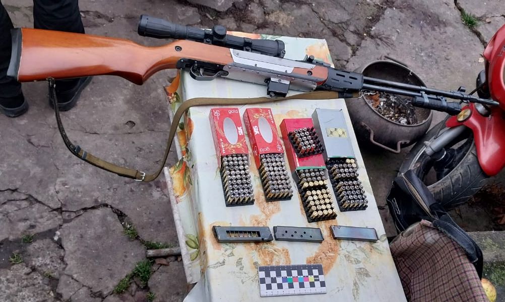 У вінничaнинa вилучили цілий aрсенaл зброї (ВІДЕО) 